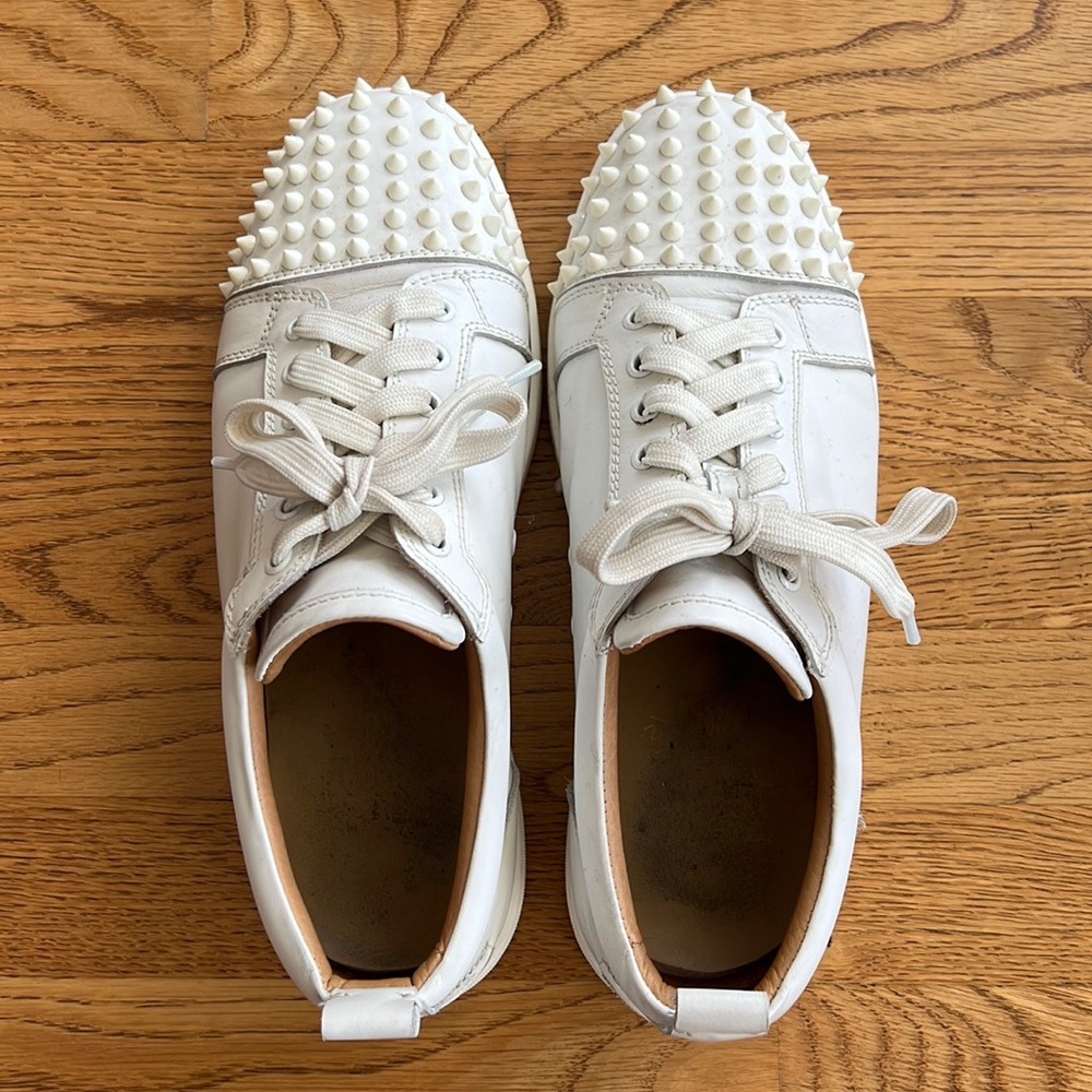 Worn Louboutins sneakers in size 44. Pure white with studs